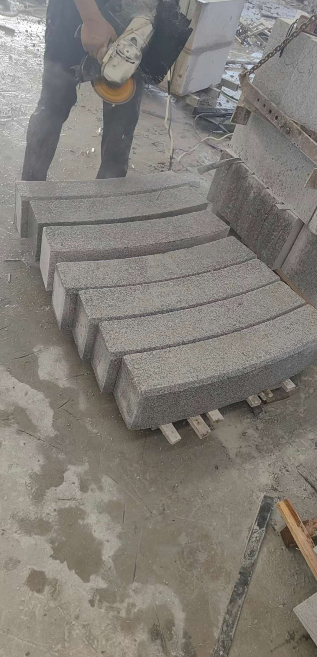 商洛芝麻白弧形路牙石